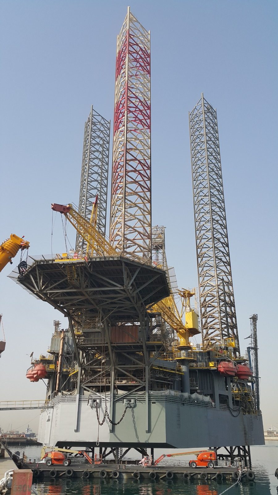 Mobile offshore drilling unit supported by HDS dive teams